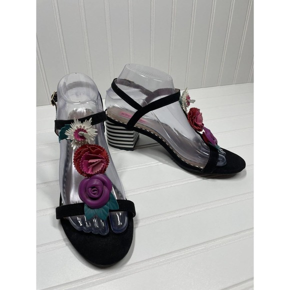Betsey Johnson Andey Block Heel Ankle Strap Floral Sandals Size 8 - Picture 2 of 6